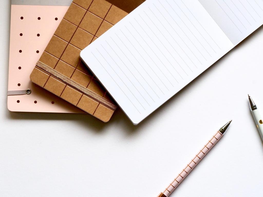 carnet de note rose craft flatlay